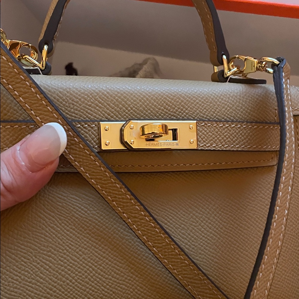 Elegant Tan Top-Handle Leather Bag with Gold Hardware - Picture 3 of 7
